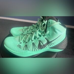Nike Hyperdunk is sz 12 DRK teal/mint color